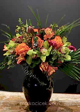 Cymbidium orkide ve Turuncu Gül Aranjmanı
